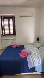 sypialnia z 2 ręcznikami na łóżku w obiekcie Casa Vacanze Cerreto 2 w mieście Miglianico