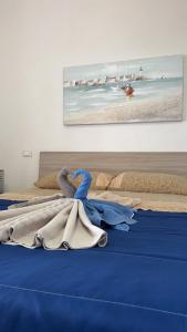sypialnia z 2 łóżkami i zdjęciem plaży w obiekcie Casa Vacanze Cerreto 2 w mieście Miglianico