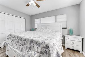 une chambre avec un lit avec une couette dessus dans l'établissement 3 Mi to Venice Beach Pet-Friendly Home with Yard, à Venice
