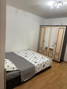 a bedroom with two beds in a room at Studio Relax in Bacău