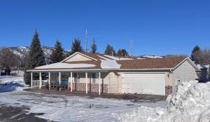 une maison avec de la neige sur le toit et un garage dans l'établissement Library INN, à Lava Hot Springs 21 autres photos