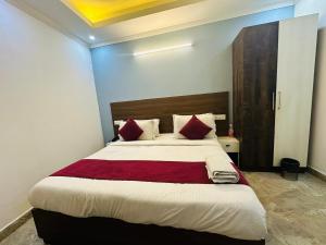 Postel nebo postele na pokoji v ubytování HOTEL S R PLAZAa