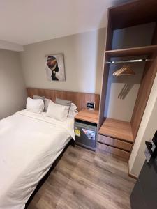 Uma cama ou camas num quarto em SkyHub