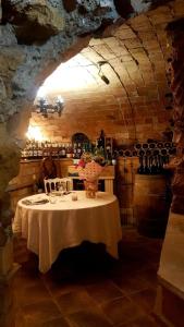 ein Tisch mit einer Vase mit Blumen und Weinflaschen in der Unterkunft Domus Tepula II in Rom