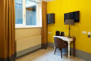 TV a/nebo společenská místnost v ubytování The Muse Amsterdam - Boutique Hotel