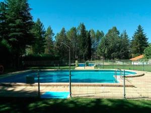 een zwembad in een park met een tennisbaan bij Holiday Home in Bienservida with private pool in Villaverde de Guadalimar