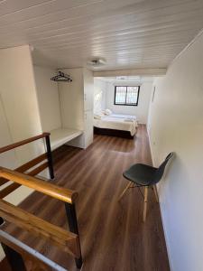 a room with a bed and a chair in a room at Casi en Casa 2 in Lincoln