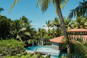 a view of the pool and palm trees at Las Olas Beach Resort in La Barqueta