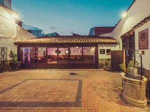 ein Gebäude mit einem Innenhof mit einem großen Fenster in der Unterkunft Appealing cottage with hot tub in Hoya-Gonzalo