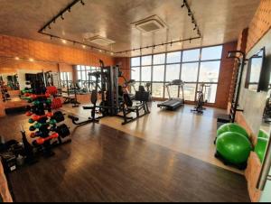 einen Fitnessraum mit einem Fitnessstudio mit Trainingsgeräten in der Unterkunft Apartamento moderno in João Pessoa