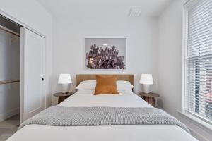 Llit o llits en una habitació de The Continental, powered by Placemakr - Downtown - Market Square