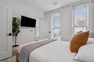 Llit o llits en una habitació de The Continental, powered by Placemakr - Downtown - Market Square
