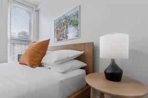 Llit o llits en una habitació de The Continental, powered by Placemakr - Downtown - Market Square
