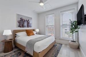 Llit o llits en una habitació de The Continental, powered by Placemakr - Downtown - Market Square