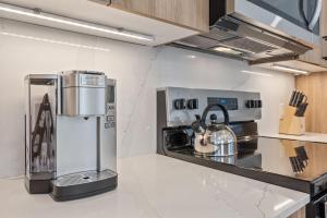 Cuina o zona de cuina de The Continental, powered by Placemakr - Downtown - Market Square
