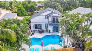 デルレイビーチにあるDazzling Delrayのプール付きの家の航空写真