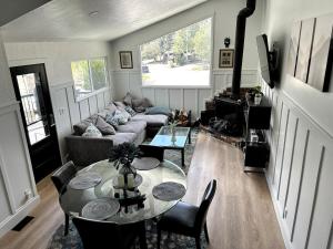 ein Wohnzimmer mit Tisch und Couch in der Unterkunft Spacious 4BR Mountain View 5 min to PC Resort in Park City