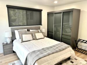 ein Schlafzimmer mit einem Bett und einem großen Fenster in der Unterkunft Spacious 4BR Mountain View 5 min to PC Resort in Park City