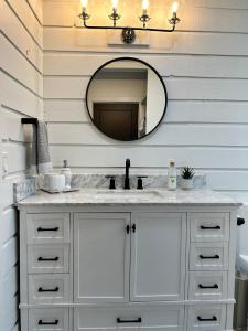 ein weißes Badezimmer mit Waschbecken und Spiegel in der Unterkunft Spacious 4BR Mountain View 5 min to PC Resort in Park City