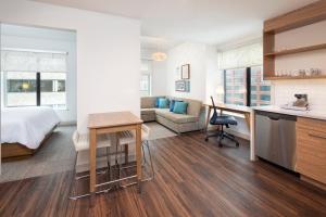 Kuchyň nebo kuchyňský kout v ubytování Element Minneapolis Downtown North Loop