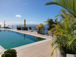 une piscine avec vue sur l'océan dans l'établissement Villa Palmera Sea View, à Arco da Calheta