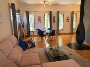 un salon avec un canapé et une table dans l'établissement Villa Palmera Sea View, à Arco da Calheta