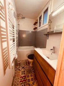 Un baño con lavabo, bañera e inodoro. en Le Charme du Bouchon Troyen - Cosy & Central, en Troyes