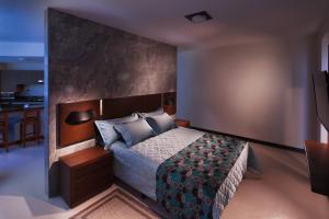 a hotel room with a bed and a kitchen at Mai Suites Apart Hotel in Santa Cruz de la Sierra
