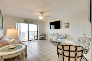 オーモンド・ビーチにあるOceanfront Ormond Beach Condo Community Perks!のソファとテーブルのあるリビングルーム