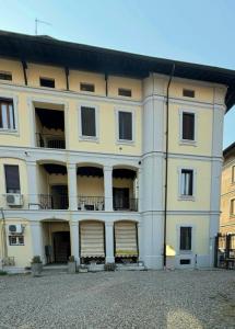 a large white building with windows and balconies at Casa Edoardo Forum Assago & Rozzano Humanitas in Rozzano