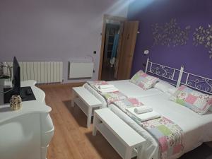 1 Schlafzimmer mit 2 Betten und einem Schreibtisch mit einem Computer in der Unterkunft El Almendro del Cura in Villarmayor