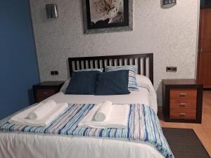 ein Schlafzimmer mit einem Bett mit Handtüchern darauf in der Unterkunft El Almendro del Cura in Villarmayor