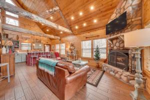 Μια τηλεόραση ή/και κέντρο ψυχαγωγίας στο Hot Tub and Fire Pit Broken Bow Honeymoon Cabin