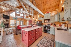 Η κουζίνα ή μικρή κουζίνα στο Hot Tub and Fire Pit Broken Bow Honeymoon Cabin