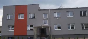 ein großes Gebäude mit rot-weißen in der Unterkunft Hotel Atrans in Psary
