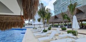 Πισίνα στο ή κοντά στο MAREA PUERTO CANCUN, lujo comodidad y una vista espectacular