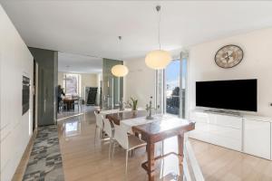 Μια τηλεόραση ή/και κέντρο ψυχαγωγίας στο Life & View Luxury Apartment
