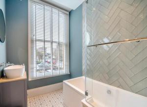 Et badeværelse på Betty's Townhouse- Luxury 2 bed appt with parking + 4 billeder