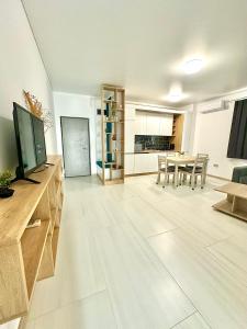 a living room with a television and a table at B2 Boutique Apartments in Năvodari