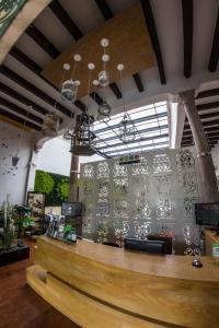 um bar num restaurante com uma parede de vidro em Casa Jose Maria em Morelia