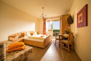 Postel nebo postele na pokoji v ubytování Hotel Panoramahof Loipersdorf