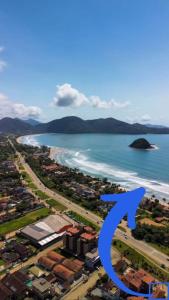 ein blauer Pfeil, der auf einen Strand und das Meer zeigt in der Unterkunft Kitnet completa 150 mts da Praia in Ubatuba + 22 Fotos