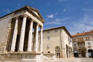 a building with columns in front of a building at Old Town Uspon in Pula