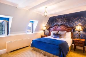 斯凯托普立天旅馆 的一间带床和蓝色墙壁的卧室