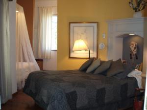 
a bedroom with a bed and a lamp at Lundeen Inn of the Arts in Las Cruces
