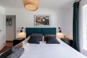 カップブルトンにあるVilla Terrama Capbretonのベッドルーム(緑のヘッドボード付きの大きな白いベッド1台付) +53枚の写真