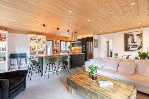 カップブルトンにあるVilla Terrama Capbretonのソファとテーブルのあるリビングルーム