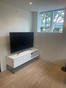 Μια τηλεόραση ή/και κέντρο ψυχαγωγίας στο Central apartment in a quiet neighborhood