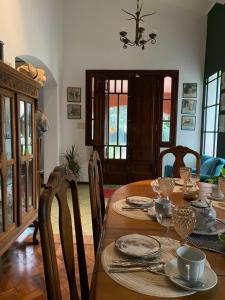 a dining room with a wooden table and chairs at Estancia Urbana Hotel Boutique in Río Cuarto
