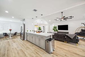 cocina abierta y sala de estar con sofá en Beautiful 3BD 2BATH Comfortable Home In Houston, en Houston